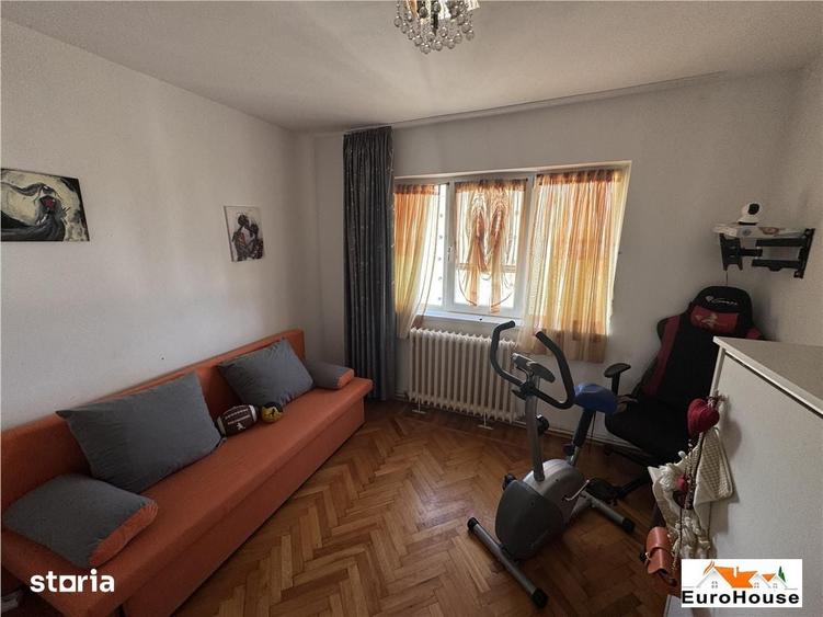 Apartament cu 3 camere decomandat în Cetate