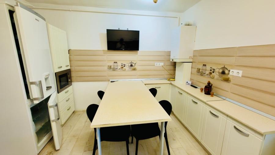 Apartament cu 4 camere decomandat în Micro 17