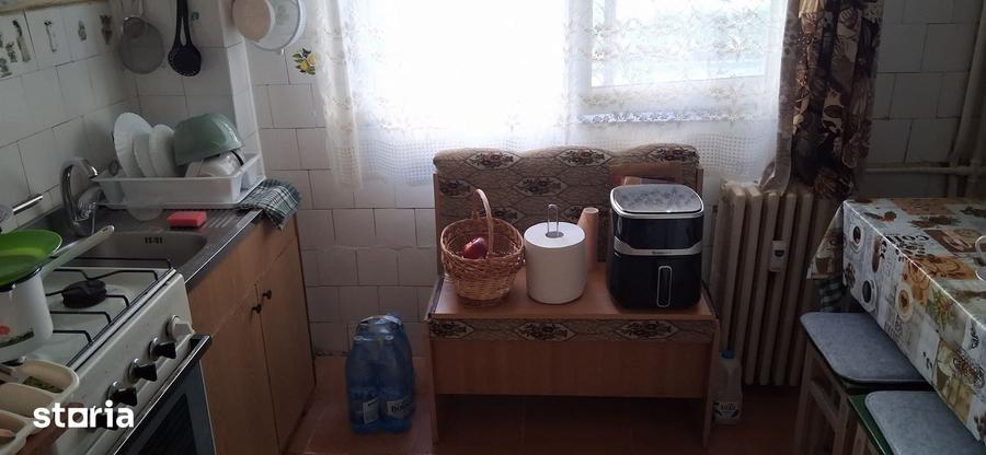 Apartament cu 3 camere semidecomandat în Calea București