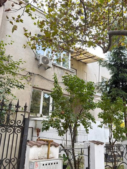Casă individuală cu 9 camere cu Garaj în Obor