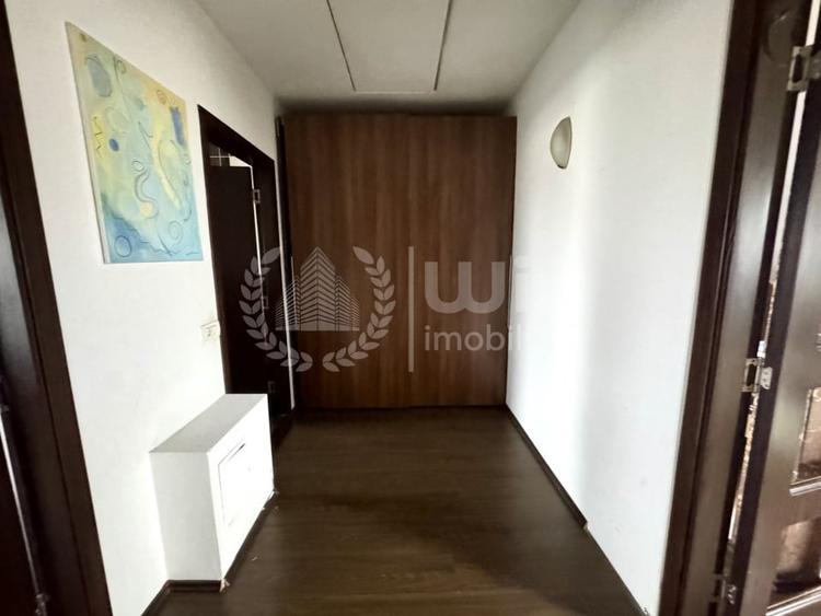Apartament cu 4 camere semidecomandat, mobilat în Europa