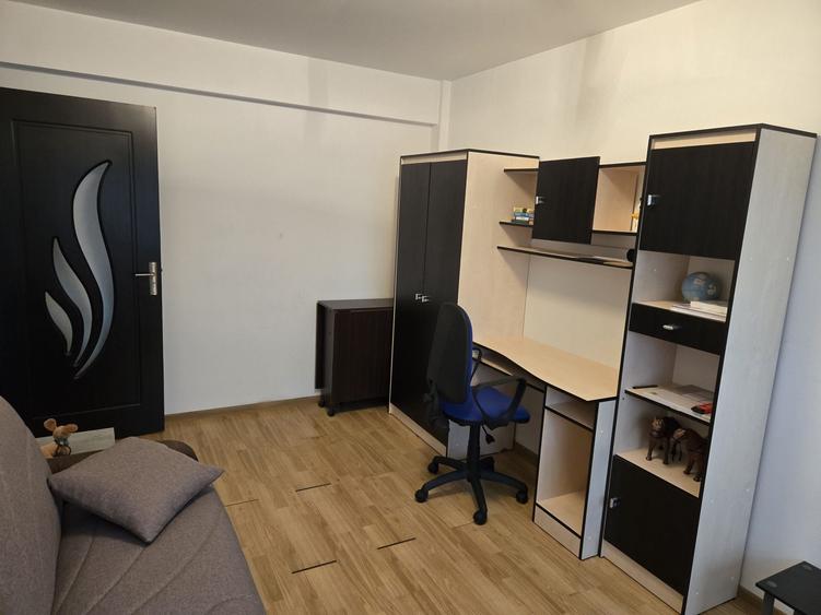 Apartament cu 3 camere decomandat în Valea Moșneagului