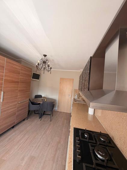 Apartament cu 3 camere decomandat în Victoriei