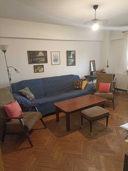 Apartament cu 3 camere decomandat în Est