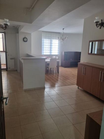 Apartament cu 3 camere decomandat în Runcu