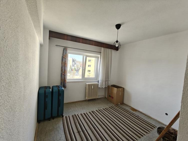 Apartament cu 3 camere decomandat în Trivale