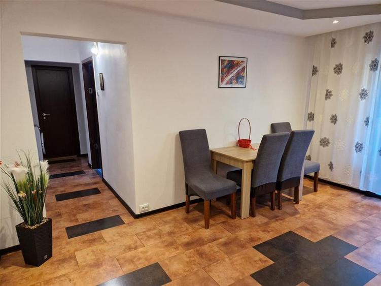 Apartament cu 3 camere semidecomandat, mobilat în Baza 3