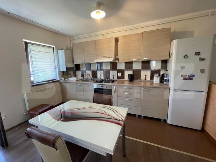 Apartament cu 3 camere semidecomandat, mobilat în Florești
