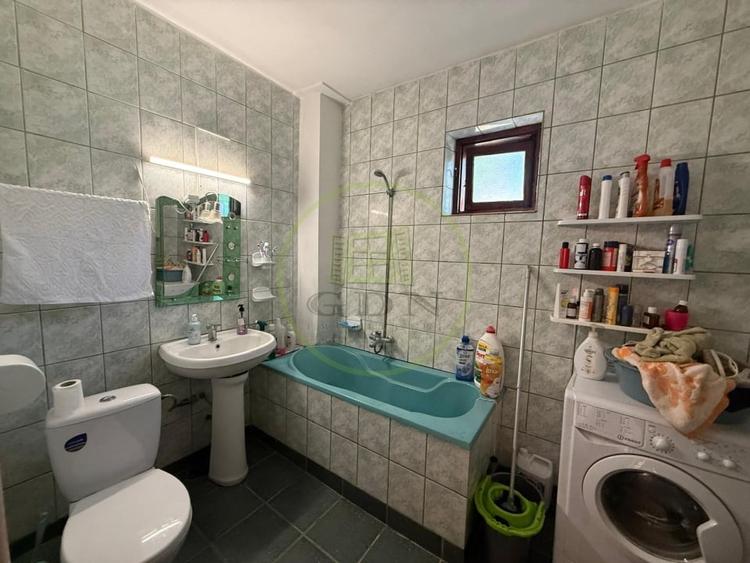 Casă individuală cu 5 camere cu Canalizare în Rovine