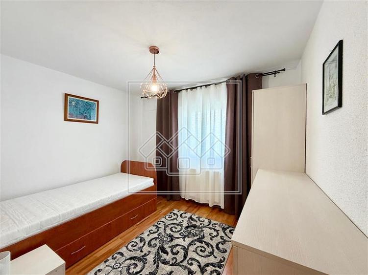 Apartament cu 4 camere decomandat în Central