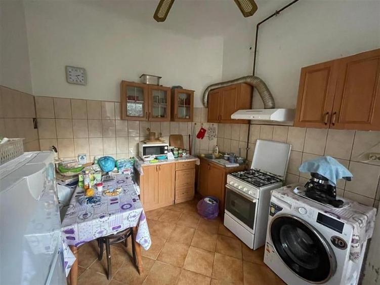 Casă individuală cu 5 camere cu Canalizare în Central