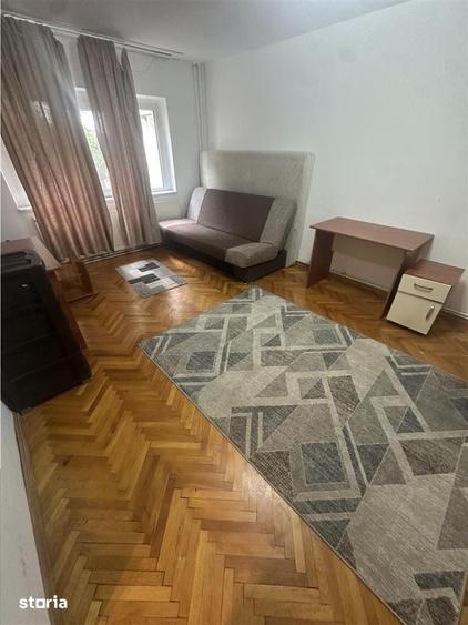 Apartament cu 4 camere decomandat în Lipovei