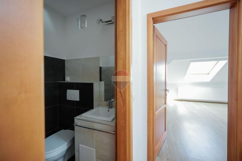 Penthouse cu 4 camere decomandat, mobilat în Nufărul
