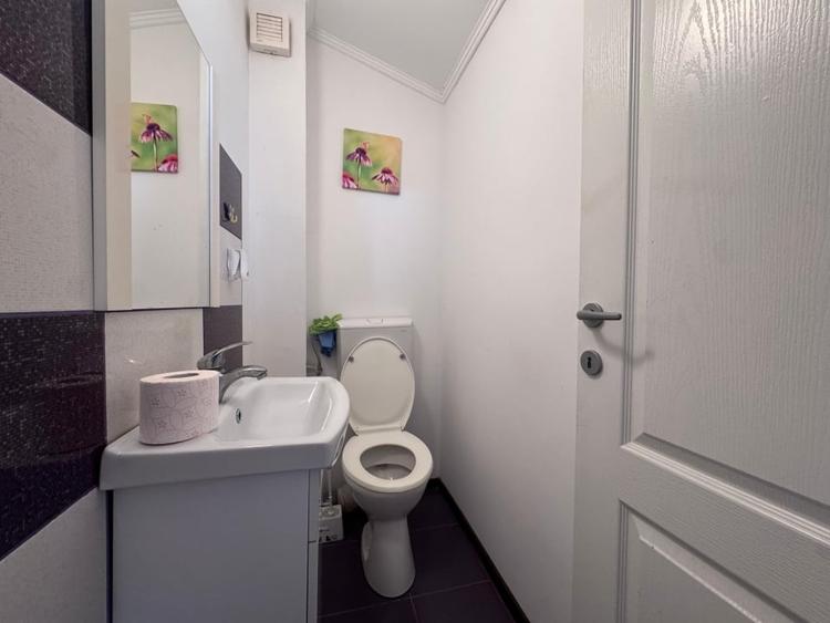 Apartament cu 3 camere decomandat, mobilat în Poarta 6