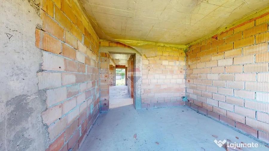 Casă cu 5 camere cu Teren 1000 Mp în Cristian