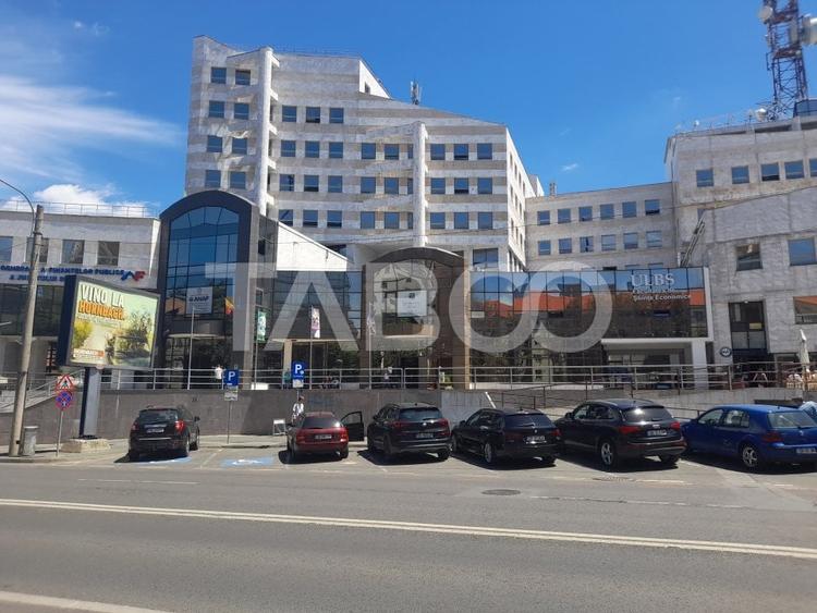Apartament cu 3 camere semidecomandat, mobilat în Central