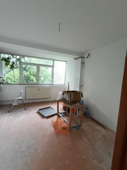 Apartament cu 3 camere decomandat în Sârbi