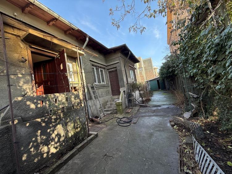 Casă individuală cu 4 camere cu Canalizare în 1 Mai
