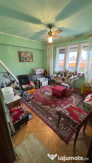 Apartament cu 4 camere decomandat în Decebal