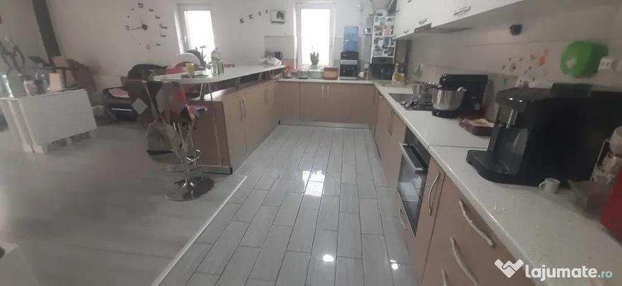 Apartament cu 4 camere decomandat în Central