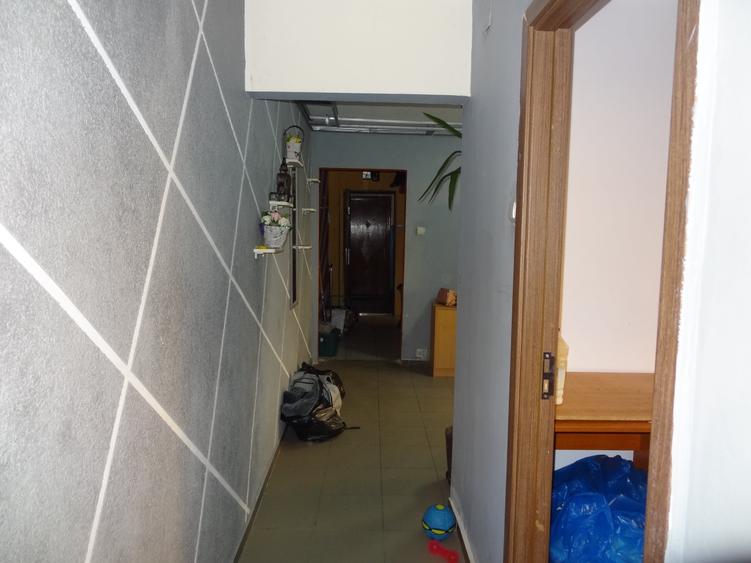 Apartament cu 3 camere nedecomandat în Km 4-5