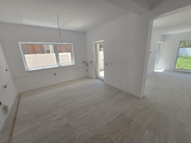 Duplex cu 4 camere cu Canalizare în Ghiroda