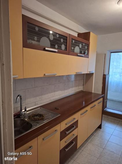 Apartament cu 3 camere decomandat în Tractorul