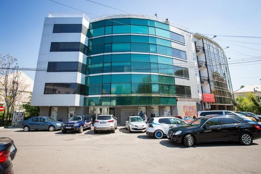 Birou, de 2,800 mp, în Romană