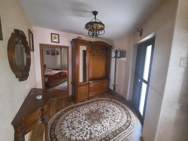 Casă individuală cu 7 camere cu Garaj în Alexandru cel Bun