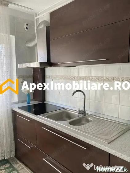 Apartament cu 3 camere semidecomandat, mobilat în Central