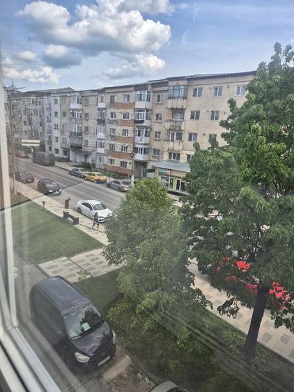 Apartament 2 camere foarte spatios, zona centrala Pucioasa - 4