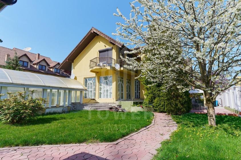 Casă individuală cu 11 camere cu Canalizare în Sub Arini