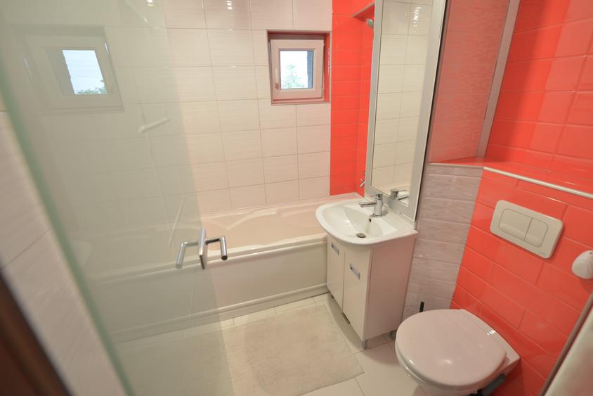 Apartament cu 4 camere semidecomandat în Baba-Dochia