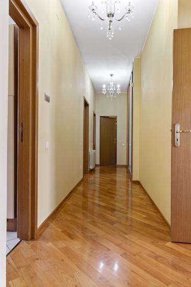 Apartament cu 8 camere semidecomandat, mobilat în Capitale