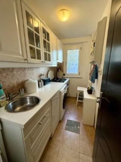 Apartament cu 2 camere decomandat, mobilat în P-ța Victoriei
