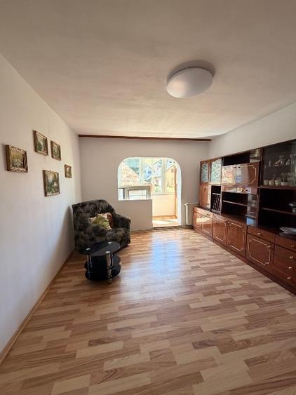 Apartament cu 3 camere semidecomandat, mobilat în Central