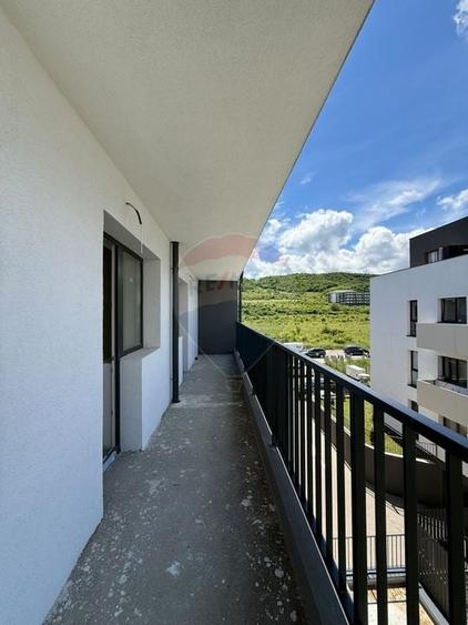 Apartament cu 3 camere semidecomandat în Florești