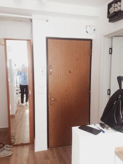 Apartament cu 3 camere semidecomandat, mobilat în 1 Mai