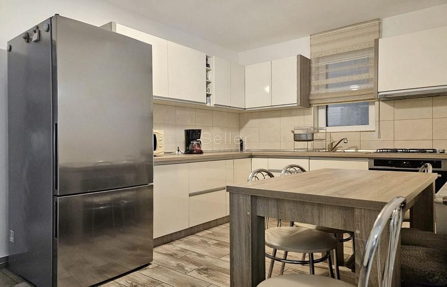 Apartament cu 3 camere decomandat, mobilat în Tractorul