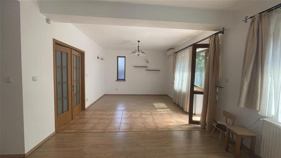 Casă individuală cu 8 camere cu Garaj în Tei