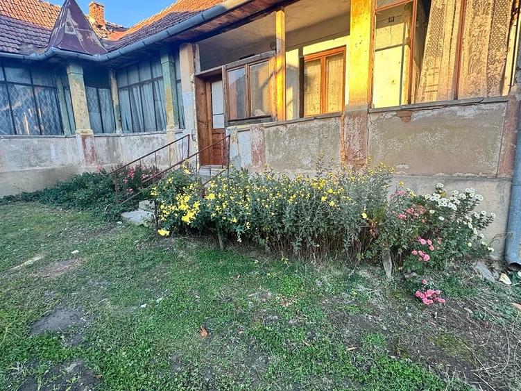 Casă cu Teren 1400 Mp în Măluț