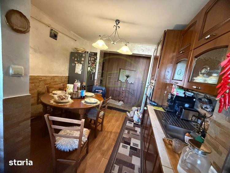 Apartament cu 3 camere semidecomandat în Craiovița Nouă