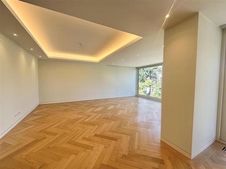 Apartament cu 5 camere decomandat, mobilat în Central