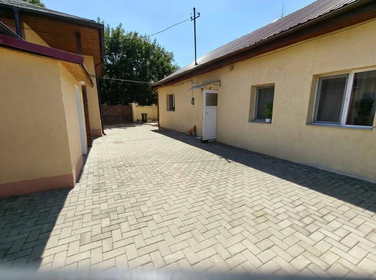 Casă individuală cu 5 camere cu Canalizare în Lunei