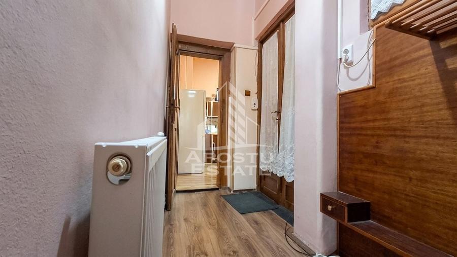 Apartament cu 3 camere semidecomandat în Central