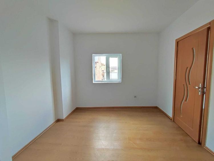 Casă cu 2 camere decomandat în Central