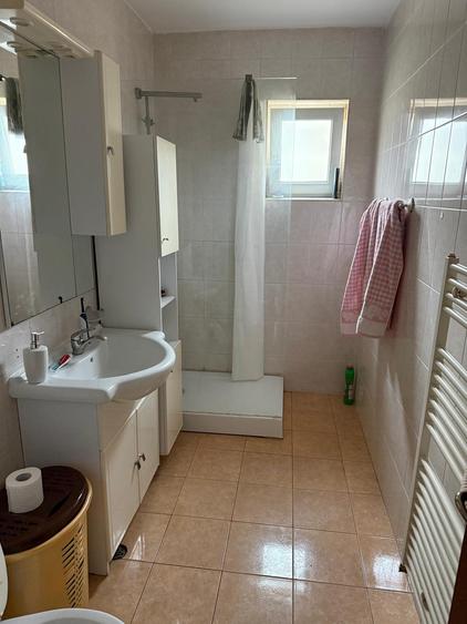 Apartament cu 3 camere decomandat în Florești