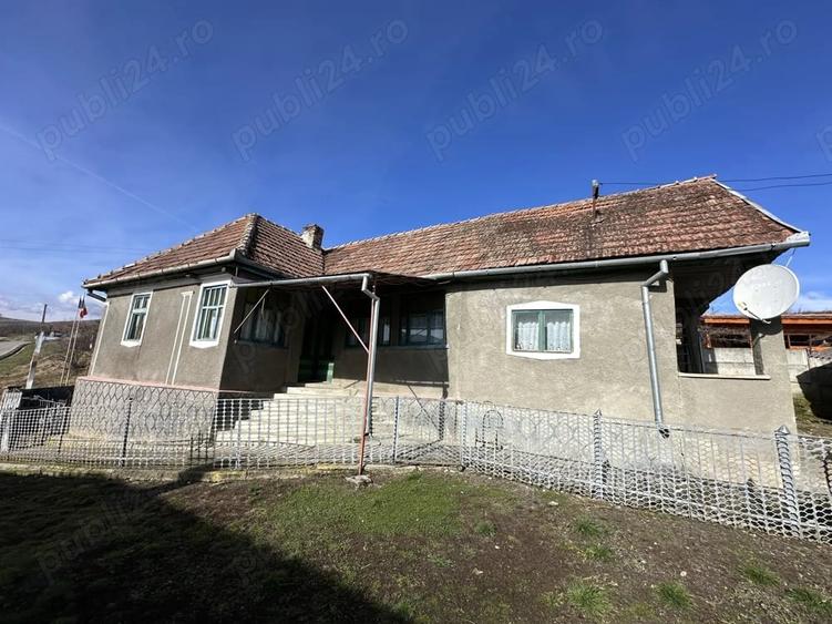 Casă cu 2 camere cu Teren 4022 Mp în Central