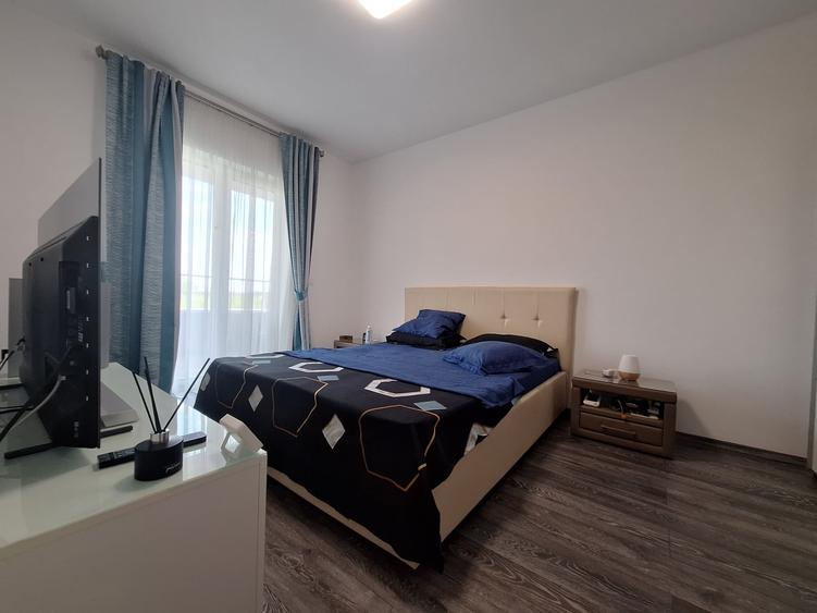 Apartament cu 3 camere semidecomandat, mobilat în Buziașului