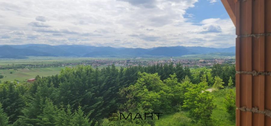 Apartament cu 4 camere semidecomandat în Cristian